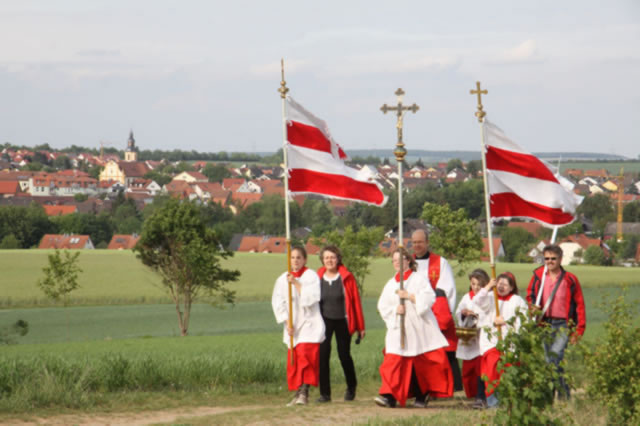 Segnung des  Patriarchenkreuzes am Haflersweg 17. Mai 2011 18.00 Uhr    An der Erstellung des Kreuzes haben mitgearbeitet und ganz auf Lohn verzichtet: Dipl.-KommunikationsDesigner FH Matthias Demel, Kürnach * Forstwirt Reinhard Heinrich, Kürnach * Statiker Karl Walch, Kürnach * Gartenarchitektin Barbara Voll, Kürnach * Freiwillige Feuerwehr Kürnach * Benedikt Scheller, Ausbildungsmeister der Bauinnung im Fachbereich Stahlbetonbau hat mit fünf Schülern unentgeltlich eine Sitzgruppe hergestellt, an der Wanderer oder Radfahrer ein kurze Rast halten können und an der ich mich freue.  Folgende Firmen haben auf einen Teil ihres Lohnes verzichtet: Sägewerk Schreiner Bruno Waldherr, Prosselsheim * Kunstschmied Adolf Röding, Kürnach * Zimmermeister Andreas Förster, Estenfeld * Bauspenglerei Klaus Göbel, Kürnach * Bauunternehmen Werner Pfenning, Kürnach * Kranführer Reinhold Konrad, Autohaus Konrad Estenfeld  Für alle Hilfe, groß und klein, sage ich Dank mit den Worten: „Vergelt‘s Gott“. Ch. Demel    Alle, die mit Geldspenden halfen: Gemeinde Kürnach mit 1. Bürgermeister Thomas Eberth * Die Mitarbeiter der Gemeinde und des Schulverbandes * Partnerschaftskomitee Kürnach-Aljezur * Die Landfrauen * Kameraden-Soldatenverein Kürnach e.V. * Kath. Deutscher Frauenbund Zweigverein Kürnach * Sportschützenverein Kürnach e.V. * Burkard Strauß * Altbürgermeister und Ehrenbürger Otto Habermann * Gruppe Aktiv 50 Plus * Gesangverein Eintracht Kürnach * Freiwillige Feuerwehr Kürnach * Evang. Luth. Kindergarten St. Markus * Schautanzgruppe e.V. Kürnach * Jugendblasorchester Kürnachtal e.V. * Familie Carla Kuhn * Seniorenclub Kürnach * Siedler Gemeinschaft Kürnach e.V. * Volksschule-Verbandsschule Kürnach-Prosselsheim * Tennisclub Kürnach * Kerstin Celina * Steckenpferdreiter Kürnach * Altbürgermeister Helmut Eichelbrönner, Püssensheim * Junge Union Kürnach * Sportverein Kürnach * Jägerschaft Kürnach * CSU Ortsverband Kürnach * MdL Manfred Ländner * Bund Naturschutz e.V Bayern * Christa Huber * FeldgeschworeneKürnach * Hedwig Heinrich * Otto Rüger * Hans Stegerwald, Güntersleben * SPD Ortsverein Kürnach * Helene Schubert, Lengfeld * Reinold u. Gudrun Falge, Haard * Willi, Wolfgang, Renate und Matthias Demel * Dott. Mariolina Misomalo/Vicenza (Italien) *  Die Kinder Carolina Greger * Laura Kellner * 